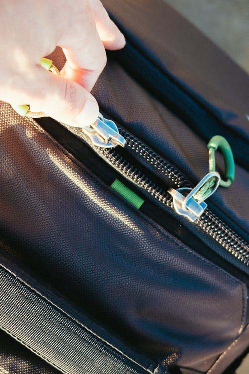 6-3.the smell of metal zippers